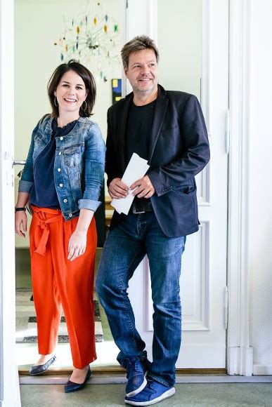 Er ist definitiv nicht der staatstragende mann, der einem medial immer präsentiert wird. Bilderstrecke zu: Interview: Grünen-Chefs Baerbock und ...