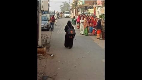 বোরখা পরা মহিলা কাঁধে সুইগির ব্যাগ সোশ্যাল মিডিয়ায় চূড়ান্ত ভাইরাল 40 Year Old Burqa Clad