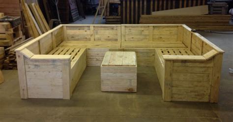 Diy outdoor pallet couch or pallet sofa: Pallet Made Sofa with Table | Pallet Ideas