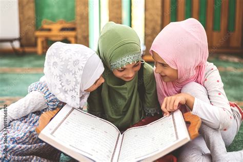 Foto De Group Of A Children Reading A Holy Book Quran In The Mosque