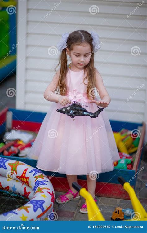 Bella Bambina Di Cinque Anni Con Un Vestito Da Principessa Rosa