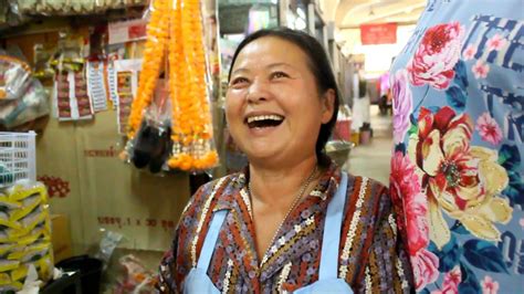 ร้านค้าปลีกตรุษจีนในเขตเมืองราชบุรี ปีนี้ไม่คึกคัก - YouTube