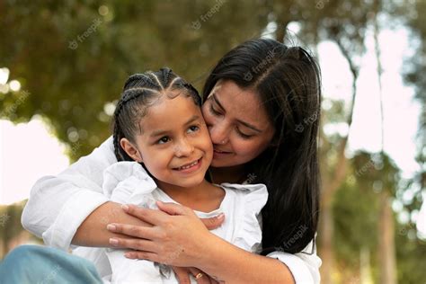 Mamá E Hija Pasan El Día De La Madre Juntas En El Parque Foto Gratis