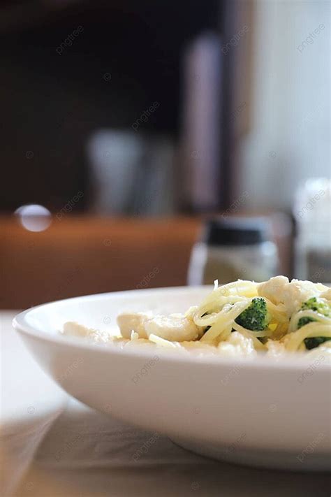Chicken Broccoli Alfredo Spaghetti With Creamy White Sauce At