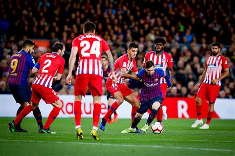 Barcelona's lionel messi, center, kicks the ball in front atletico madrid's angel correa during the spanish la liga soccer match between fc barcelona and atletico madrid at the camp nou stadium in. Barcelona vs Atletico Madrid Tanpa Gol di Babak Pertama ...
