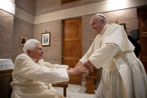 पोप फ्रांसिस ने अपने 95 वें जन्मदिन के तीन दिन बाद बेनेडिक्ट सोलहवें का दौरा किया infobae