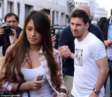 Lionel Messi S Girlfriend Shows Her Support For The Struggling Barcelona Star With Instagram