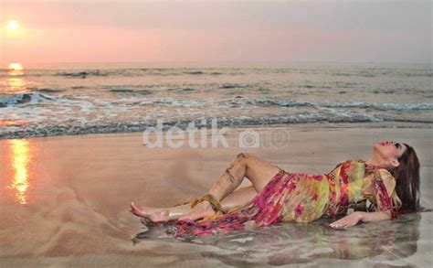 Foto Dan Gosip Artis Cantik Selebritis Pose Seksi Syahrini Di Pantai