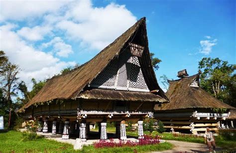 Rumah gadang adalah rumah adat yang berasal dari minangkabau, yang hingga kini masih banyak di temui di provinsi sumatra barat. Gambar Rumah Adat Batak Sumatera Utara Yang Bagus | Rumah ...