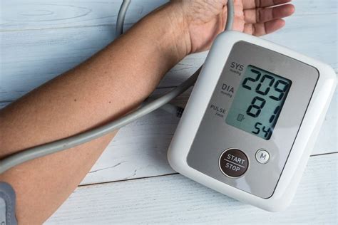 Tekanan darah normal manusia dewasa adalah 120/80 mmhg. Hati-Hati Gejala Tekanan Darah Tinggi Ini Bisa Menyerang Anda