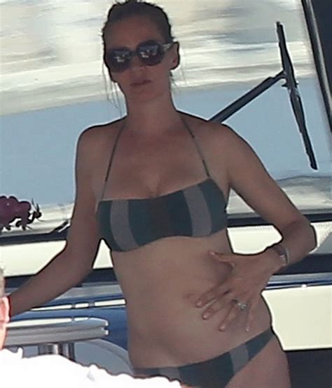 Беременная Ума Турман в бикини отдохнула на яхте HowStar ru фото