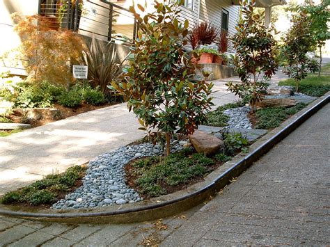 Pin By Lea Faulks On Gardening And Landscaping I Sidewalk Landscaping