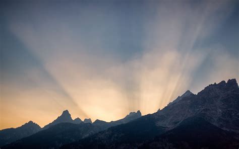 Download Wallpaper 3840x2400 Mountains Light Rays Sunset 4k Ultra Hd