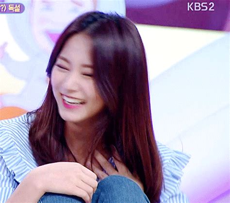 .담배 우리의 관계가 뭔지 모르지만 지금 소개받고 싶어 니 가슴에 달려있는 자매 쌍둥이 둥이 i want you to give it to me twix처럼 있고 싶어 baby. 트와이스 정리정돈 :: 180409 KBS 안녕하세요 쯔위 움짤.gif