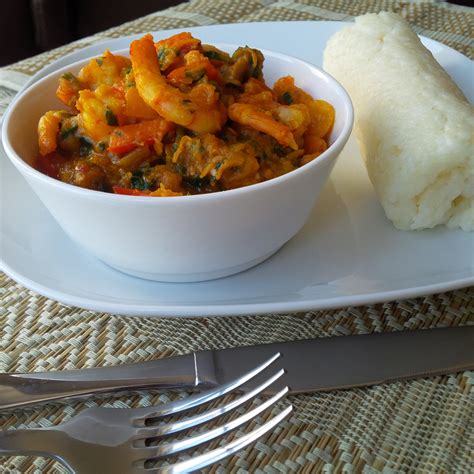 A fannin abinci kuma ya fi son naman kaji da zabbi da tuwon shinkafa da tuwon masara da miyar kuka. Origin of Nigerian Foods: Tuwo Shinkafa • Connect Nigeria
