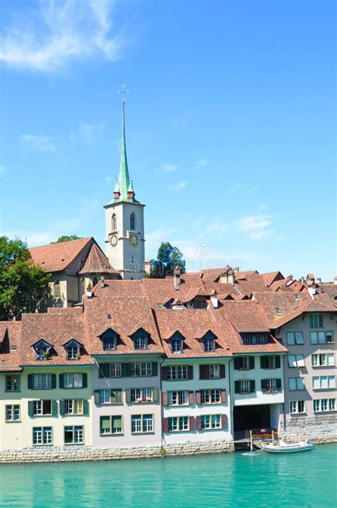 Berna è la capitale della svizzera e la sua città vecchia è patrimonio unesco. La Famosa Chiesa Nydegg E Centro Storico Della Capitale ...