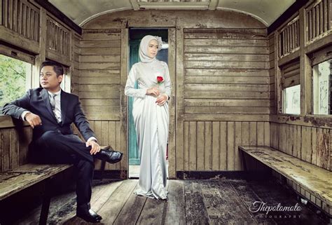 Foto dengan model seperti ini akan memberikan kesan tersendiri bagi para tamu undangan yang hadir saat acara pernikahan. 4 Konsep Foto Prewedding Unik Sesuai Syariat Islam ...