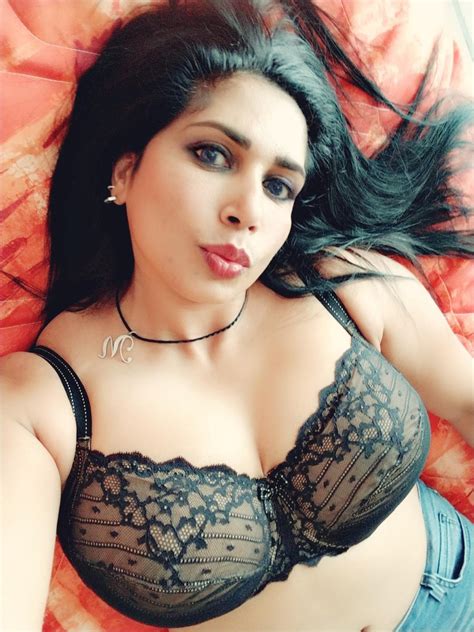 Busty Indian Milf Hottie Mini Richard Shows Her Tits For You The