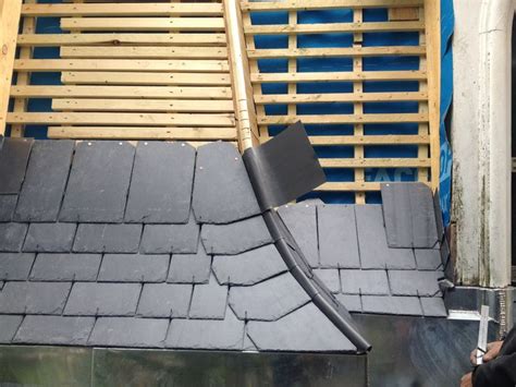 Une toiture est la partie qui recouvre le haut d'une maison. Arêtier en ardoise naturelles 20/30 cuba www.toiturecastro ...
