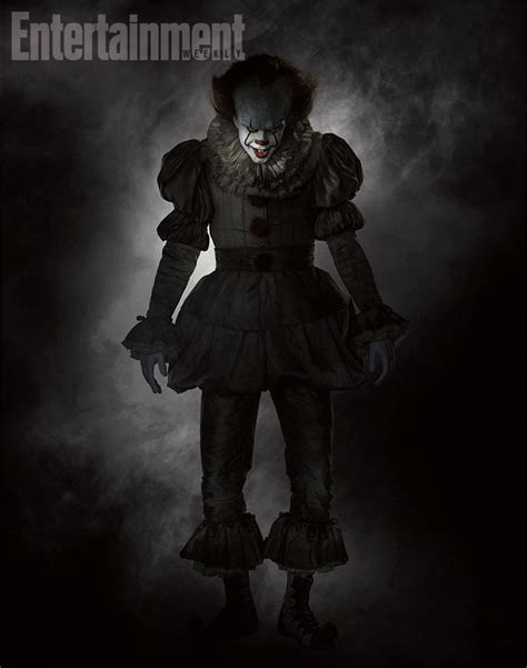 Bill Skarsgard Nel Costume Completo Di Pennywise Il Clown Per It Di