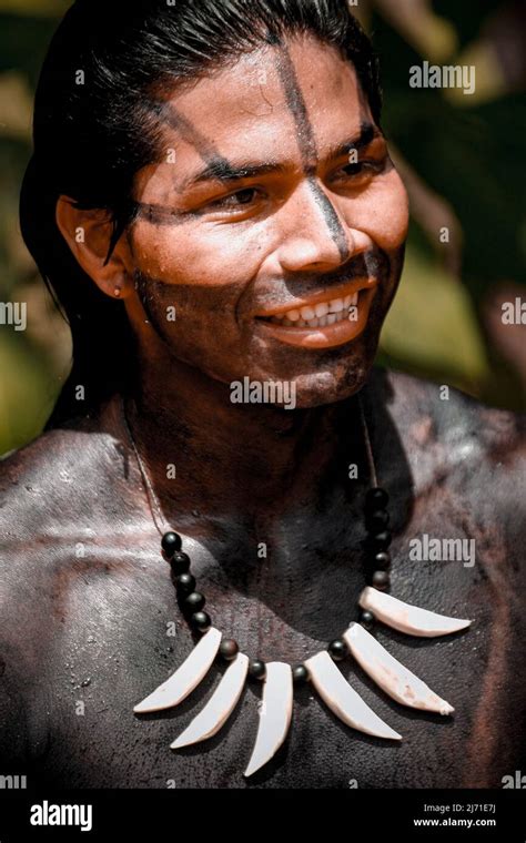 Joven Indígena De Una Tribu Amazónica En Brasil Participando En Los