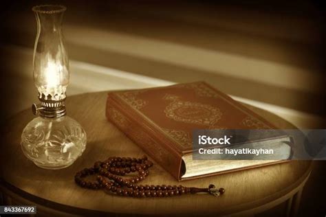 Quran Manikmanik Rosario Dan Lampu Minyak Di Atas Dudukan Kayu Tua