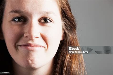 Wanita Tampak Percaya Diri Ke Arah Kamera Dengan Setengah Senyum Foto Stok Unduh Gambar