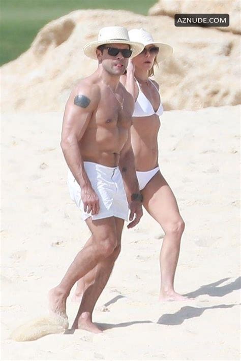 Kelly Ripa Sexy Strolling Along The Sand With Mark Consuelos In Cabo
