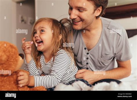 Padre E Hija Feliz Jugando En Casa Chica Sentada En El Regazo De Su