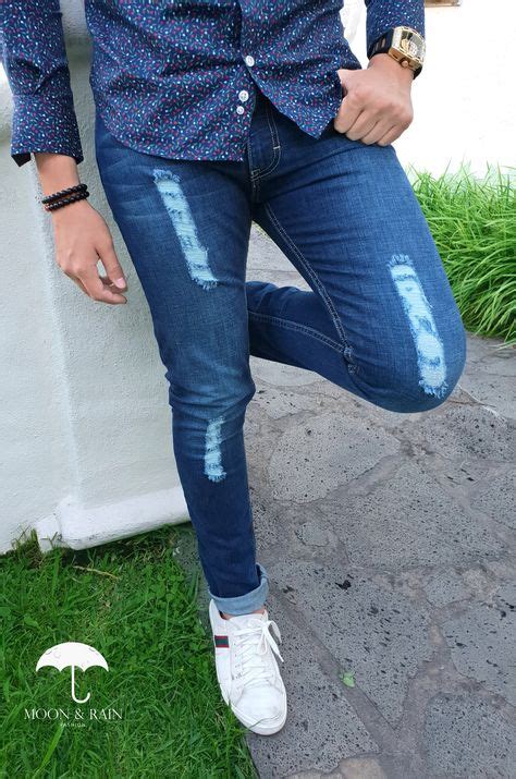 Esta es una camisa única, hecha con técnicas de upcycling. Outfit para hombre; pantalon de mezclilla Azul con ...
