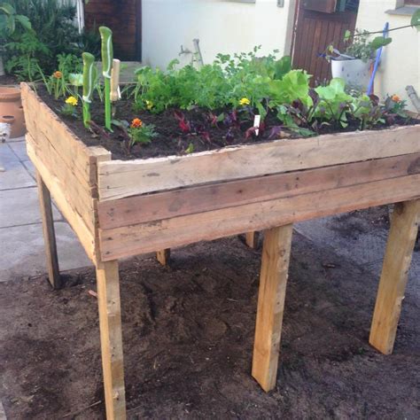 This raised garden bed plan uses inexpensive furring strips to create a 50.5 x 50.5 square bed that you can use to plant seeds or seedlings. How to Make a Pallet Garden Bed? ⋆ DIY Crafts