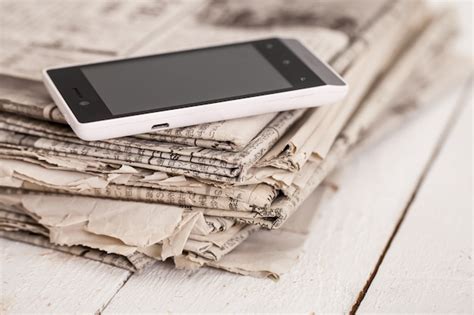 Stapel Zeitungen Mit Smartphone Drauf Kostenlose Foto