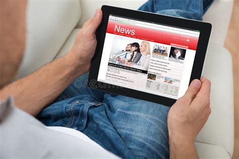 Person Watching News On Digital Tablet Stockbild Bild Von Mobilität Haus 56303373