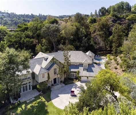 Así es la casa que se ha comprado Reese Witherspoon una mansión de estilo Tudor alucinante