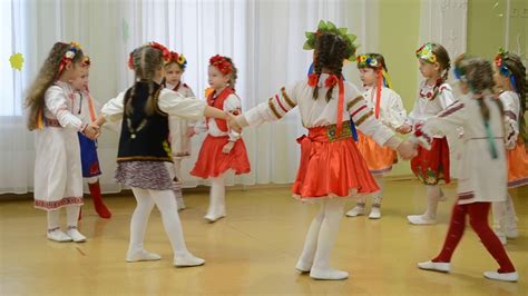 Українська народна гра Подоляночка Свято Осені в дитячому закладі - YouTube