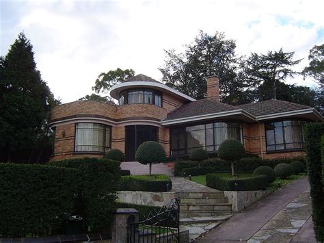 Like art nouveau, art deco affected all areas of the decorative arts, from interior design to fashion art deco survived through the roar of the '20s, the depression of the '30s, and the global conflict that. Australian residential architectural styles | Art deco ...