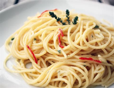 Rezept für Spaghetti mit Olivenöl Knoblauch und Zitrone