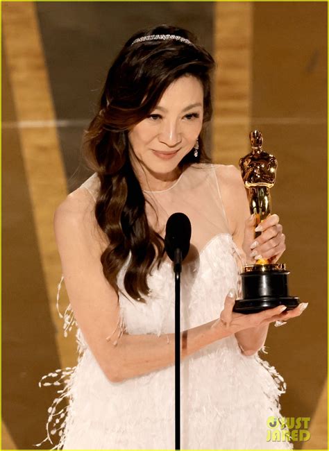 Michelle Yeoh Becomes First Asian To Win Best Actress At Oscars Photo Michelle