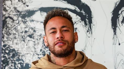 Neymar Jr Posa De Rosto Colado Com Bruna Biancardi