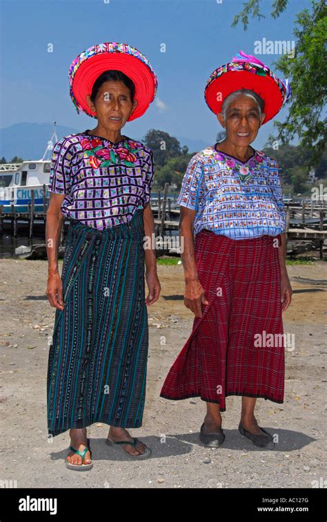 Las Mujeres Ind Genas Tzutujil Santiago De Atitl N El Lago De Atitl N Guatemala Am Rica