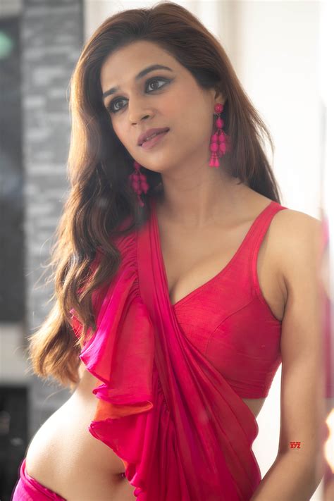 Actress Shraddha Das Sexy Pink Saree Hd Stills Social News Xyz
