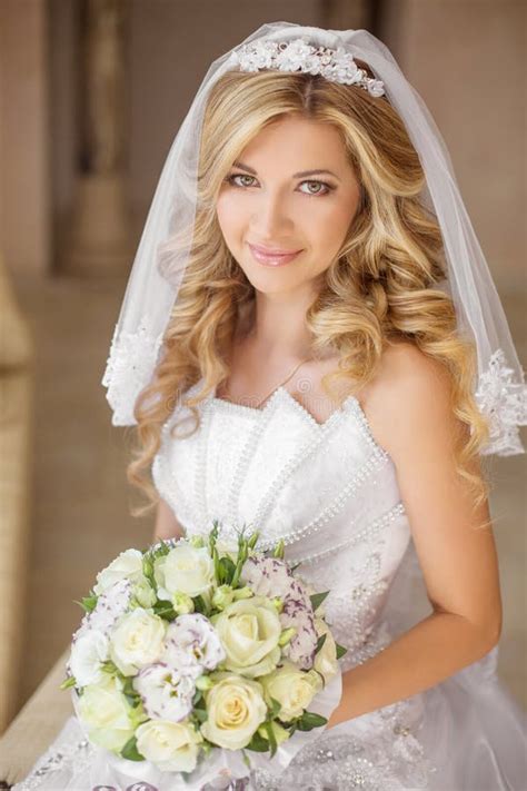 Piękna Uśmiechnięta Panna Młoda W Bridal Przesłonie I ślubnej Sukni Piękno Obraz Stock Obraz