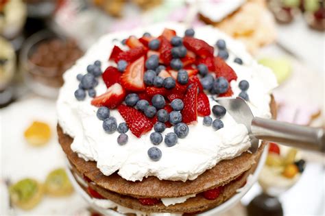 Montare la panna non è un'operazione complicata ma se non si seguono delle regole ben precise si potrebbe sbagliare e dover acquistare della nuova panna. decorare torta con panna montata | come si fa