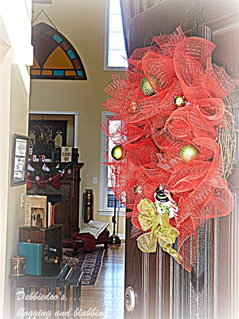 Mesh Christmas Wreath On The Front Door Diy Debbiedoos