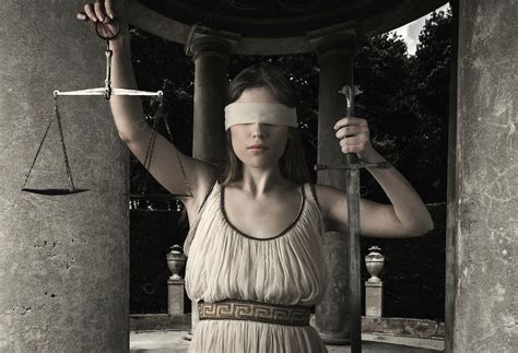 Thémis est toujours représentée avec un fouet, une balance et une épée, tous symbole de la déesse. Lady Justice greek Themis or roman Justitia | Cristian Baitg