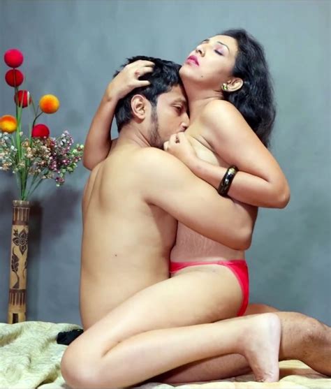 Laundary Wale Bhaiya Ne Makan Malkin Saheli Mitra Ko Chod Diya SexFantasy