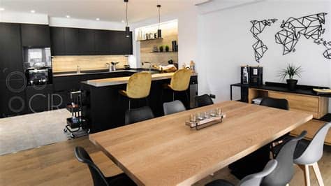 En maderas santana trabajamos con encimeras fabricadas con diferentes materiales y los más variados diseños y acabados con los que darle a su cocina el estilo que está buscando. Cocina negra y encimera en madera | Cocinas CJR Santos