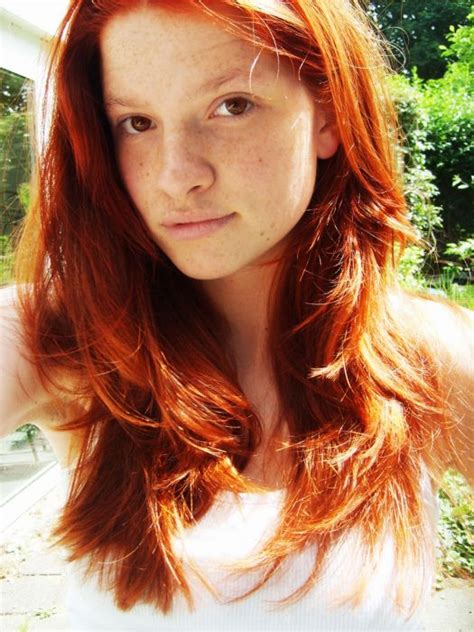 赤い髪の女の子の写真 ナレール