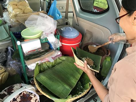 😍 aroma daun jeruk yg kuat yg bikin pecel madiun itu endeess. Nasi Pecel Pincuk Bu Retno, Nusa Loka, BSD