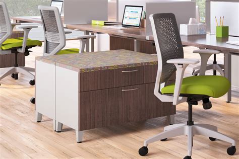Explore the hon solve chair's capabilities and functions. Personalizing the workspace: Solve task chair by HON ...